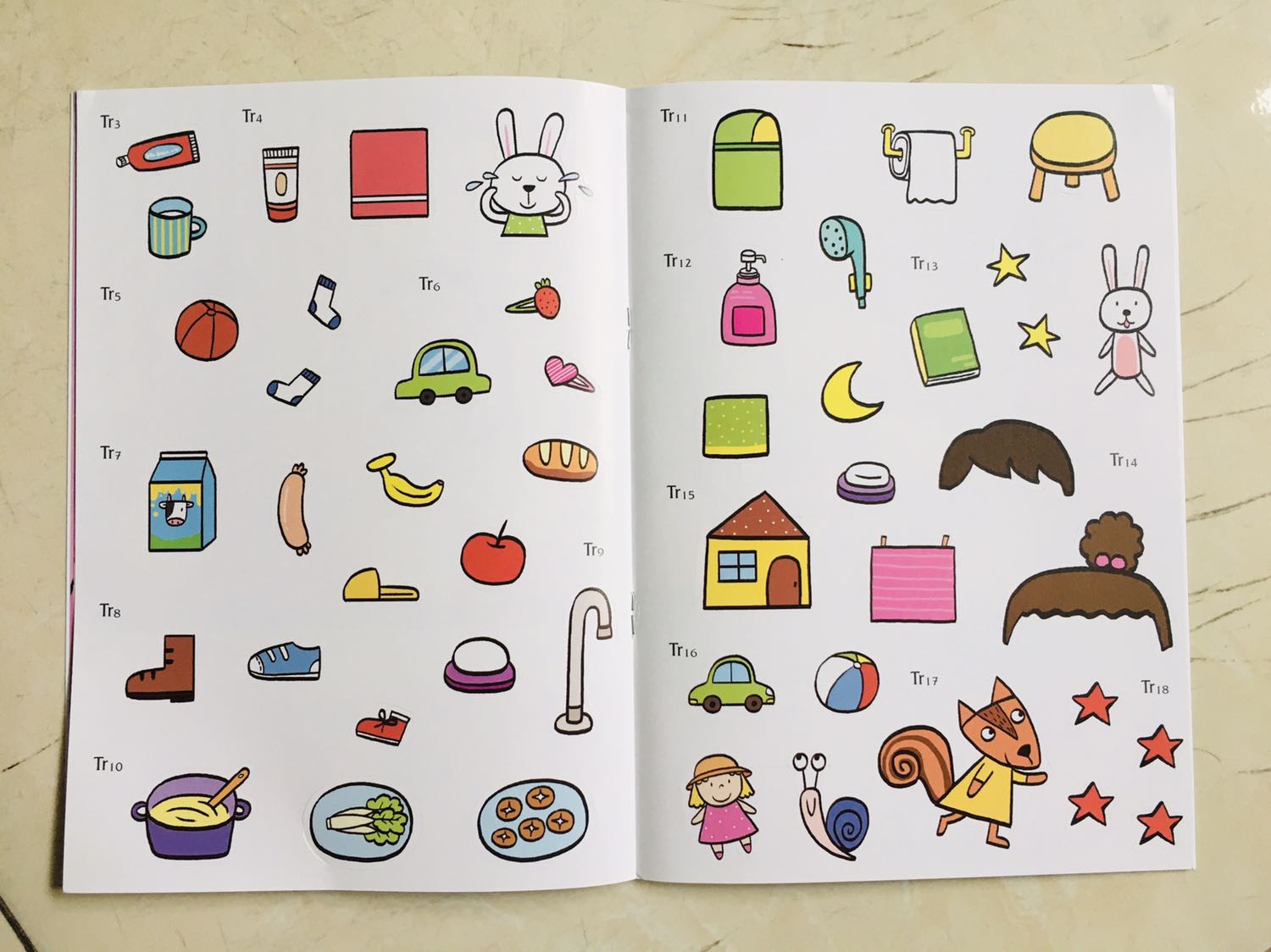 Giao hàng nhanh! Màu sắc đẹp, chất lượng sách tốt, nội dung phù hợp cho các bạn học mẫu giáo vừa học vừa chơi. Nhưng số lượng trang và sticker hơi ít