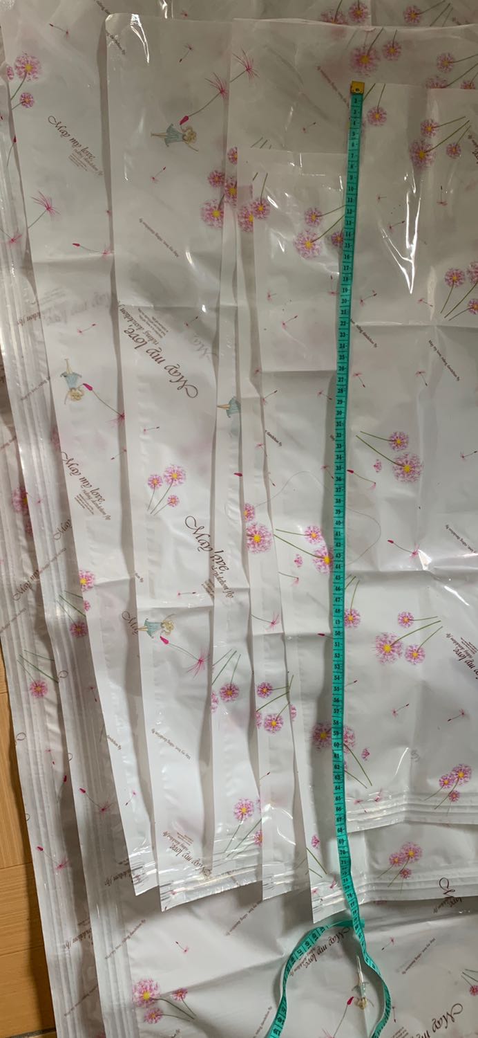 Rõ ràng ghi trong phần thông tin mô tả là 4 túi (70x100cm) + 4 túi ( 60x80cm). Nhưng cuối cùng giao 2 túi (70x100) + 3 túi ( 60x80) + 3 túi (50x68). Làm ăn gì kì cục vậy?