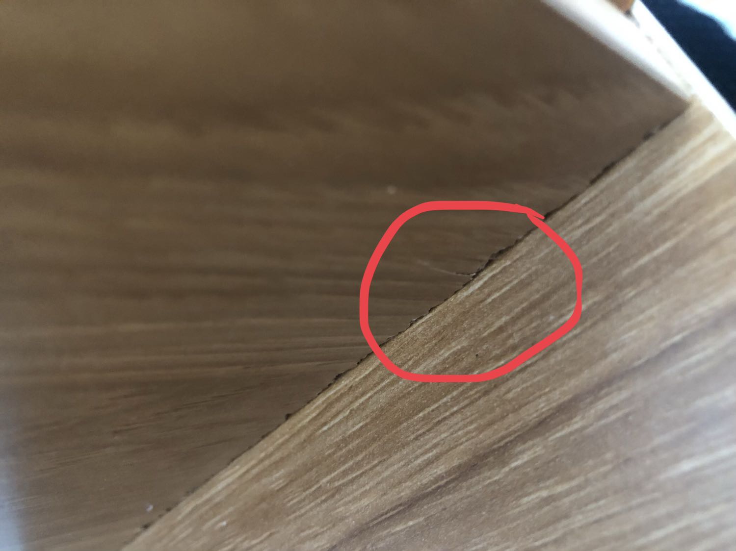 Đã nhận sp, mình review chút ít thông tin để các bạn tham khảo trước khi mua:
1. Ổn:
- Giá rẻ (185k), mặc dù sort theo giá vẫn có sp rẻ hơn (khoảng 157k). Giá rẻ thì chất lượng sẽ không ổn lắm, nên đã xác định thế thì các bạn mua càng rẻ càng tốt =))
- Giao đúng hẹn, shipper có điện thông báo trước khi giao, mình thích thế!
2. Chưa ổn:
- Chân đế bắt vít chưa chuẩn, nên đế  bị kênh, bù lại thì sp có ship kèm đinh nhựa có thể đóng cho cân bằng lại. Tuy nhiên bắt vít cân bằng chân đế sẵn thì vẫn hơn!
- Chất liệu ván ép khá kém, bắt vít bị nứt toác khá nhiều mặt ván nơi tiếp xúc, có thể nghe tiếng răng rắc nhè nhẹ trong lúc bắt vít. Phủ Melamin sơ sài.
-> Kênh + nứt => Chỉ nên để đồ trọng lượng nhẹ, ít cồng kềnh.
Tóm lại là nếu có thể, thì các bạn nên mua hẳn sp giá cao hơn để an tâm hơn về chất lượng.
Còn ngân sách có hạn thì càng rẻ càng tốt, và chấp nhận chất lượng sản phẩm ở mức đâu đó thôi.