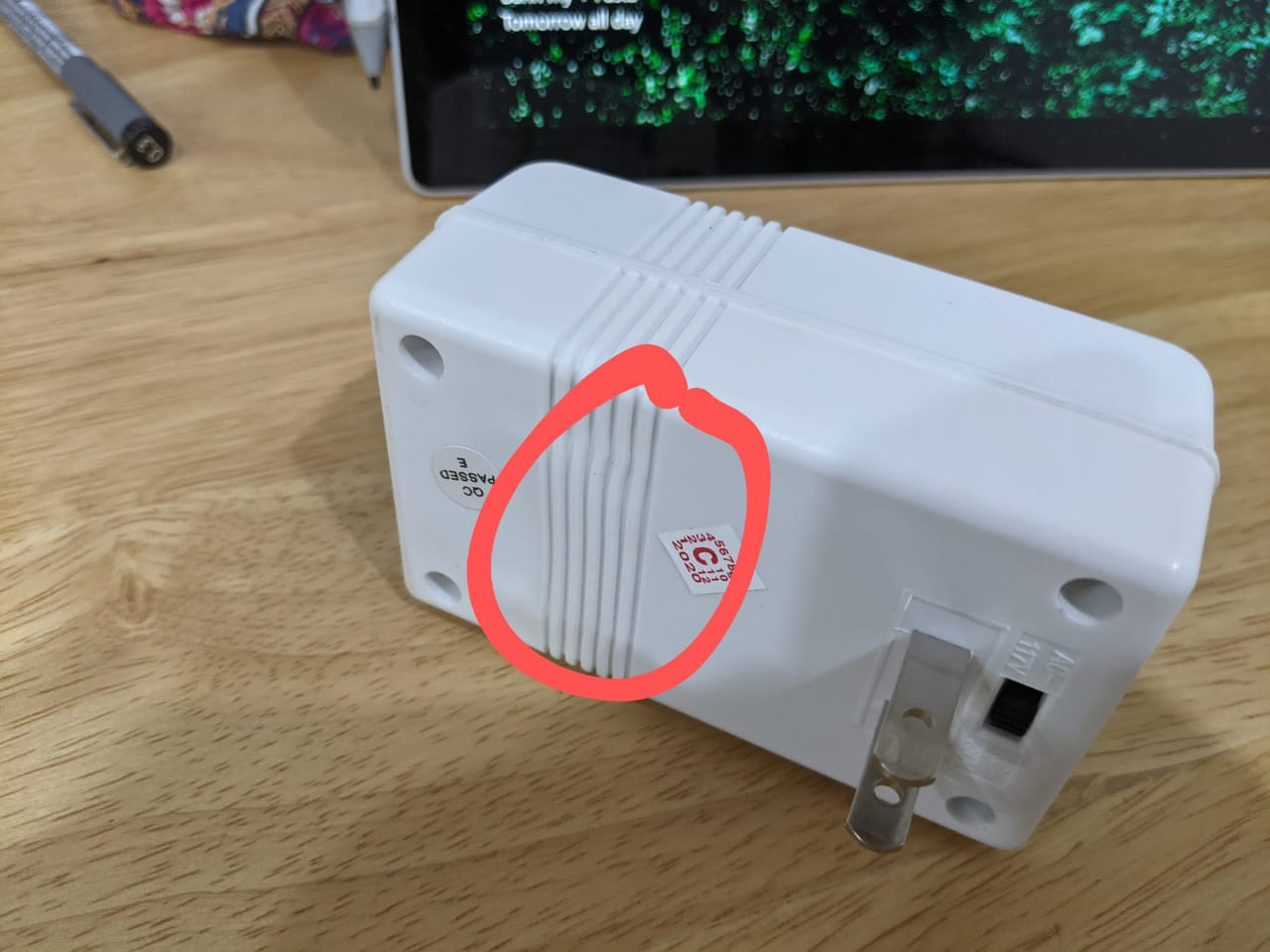 Mẫu mã không giống như trong hình. Mình dùng cắm cho thiết bị 120V 50W, bật chế độ chuyển từ 220V - 110V, dùng 15p thì hỏng, có khói và hơi phồng (xem hình). Không dùng được nữa. Khuyến cáo mọi người không nên mua.