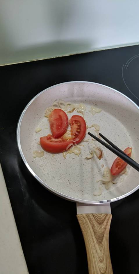 Dùng được tầm 1 tháng rồi, mình thấy OK lắm nha. Ngoại hình cũng đẹp nữa!
Có mấy cái hình chụp nấu ăn trên chảo này cho mọi người xem nha. Mình dùng bếp từ 😁