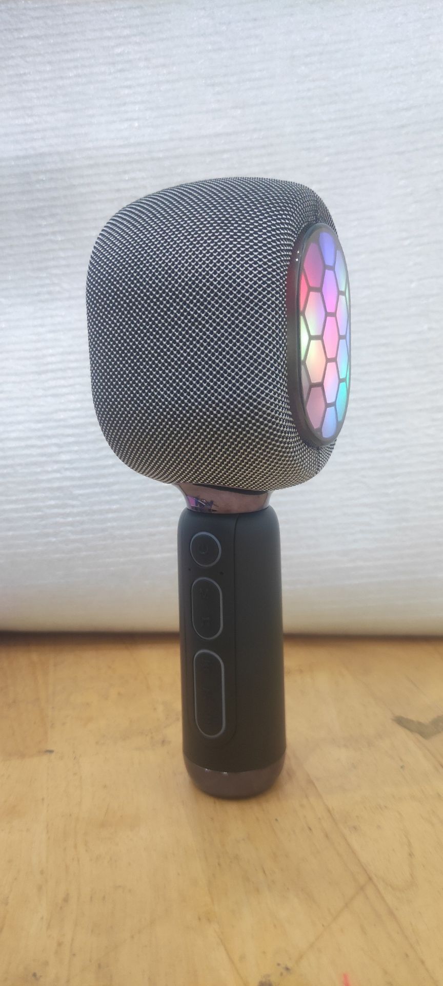 mic có led khá đẹp, hát hay, âm thanh ổn, hàng chính hãng icore nên cũng yên tâm, pin cũng dc lâu lắm, nê mua nha