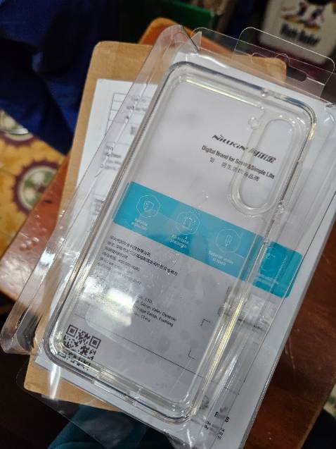 Dây không phải hàng Nillkin chính hãng, hộp Nillkin nhưng ốp là hãng không tên tuổi