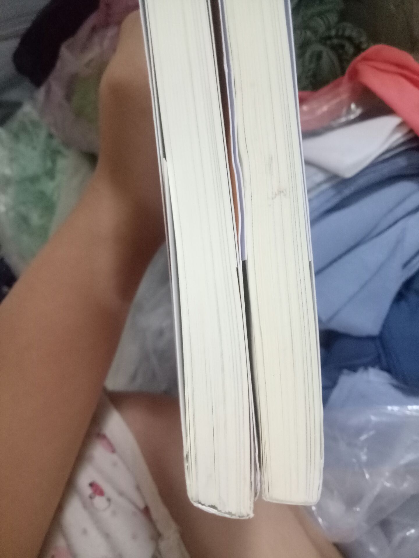 Giao nhanh đặt hôm qua hôm nay có liền. Nhưng vì mua sale ( khoảng 62k)  mà giao như này thì :
Cuốn 1: (tạm ổn)  (hiện vẫn chưa kiếm ra thêm điểm mạnh yếu gì) có phần lệch bìa, xuất bản lần thứ 13, gáy phần trên tạm ổn nhưng phần dưới thì như ảnh. có kẹp sách. 
Cuốn 2: bìa nó khá tàn tạ ạ. xuất bản lần thứ 14 ko kèm kẹp sách, góc rách, bìa bị móp, cong, bị dính màu nữa :'( 
tóm lại là vs giá đó thì đành chịu nhưng nếu biết trước thì em chẳng mua ở Tiki Tranding nữa đâu ạ :> thà để mắc thêm và chục mà có sách đẹp để tặng còn hơn. Em mua để tặng nhưng hai cuốn như này thì tặng gì nữa, tặng thêm mất lòng nên đành ôm đọc hết vậy :'(. Híc