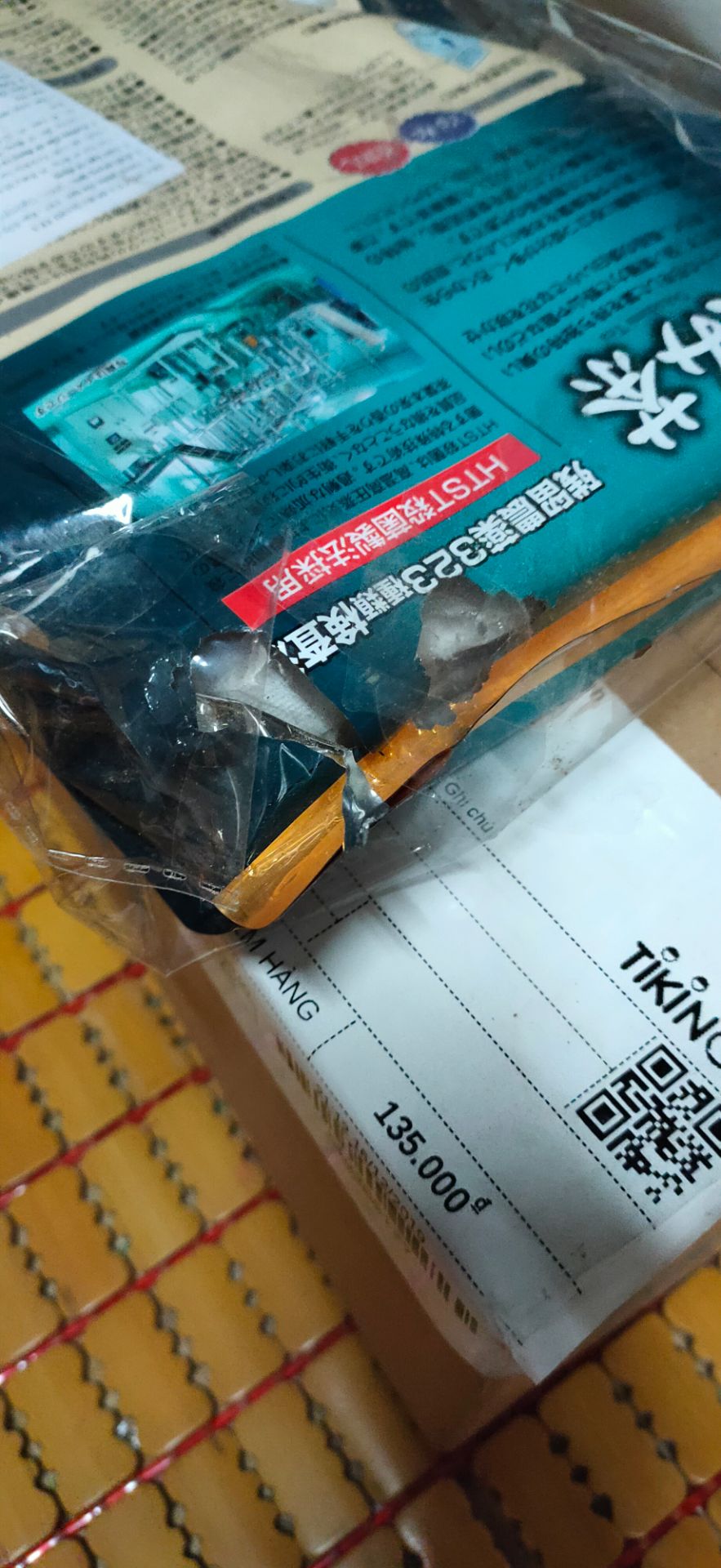 sản phẩm giao hàng hộp ngoài còn nguyên nhưng hàng bên trong bị chuột cắn lủng đổ cả trà ra ngoài mà vẫn đóng gói cho khách, tiki làm ăn cẩu thả quá,  nhà mình có đám tang ko kiểm hàng khi nhận được, sau đó kiểm thấy bị chuột cắn liên hệ thì nói ko hỗ trơ do quá 48 tiếng. tiki nên xem lại cáchblafm việc của mình, hàng bị hỏng mà vẫn đóng gới giao vho khách. thất vọng