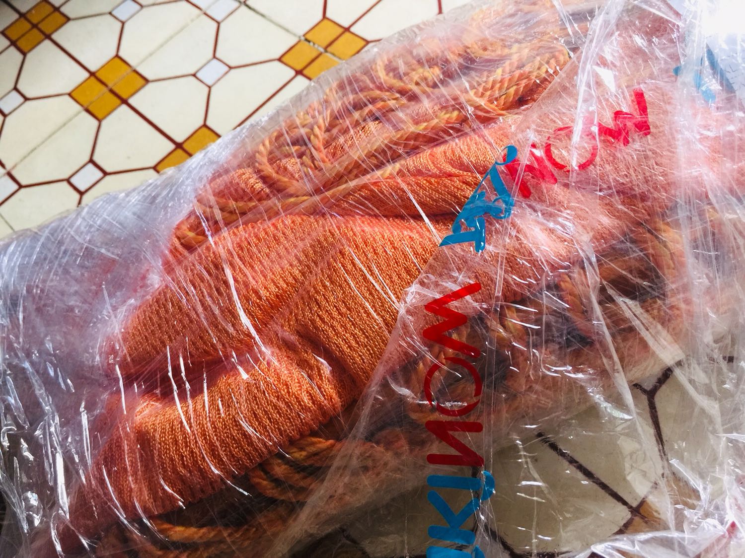 Đặt màu xanh lá cho nó mát mẻ mấy ngày nóng nằm võng tòn ten . Mà được giao màu cam sặc sở , nóng bỏng như mặt trời! Chèn đét ơi , kiểu gì tui cũng bị nướng chín trong 3 nốt nhạc hu hu màu xanh của tui! Đặt màu xanh lá cho nó mát mẻ mấy ngày nóng nằm võng tòn ten . Mà được giao màu cam sặc sở , nóng bỏng như mặt trời! Chèn đét ơi , kiểu gì tui cũng bị nướng chín trong 3 nốt nhạc hu hu màu xanh của tui!