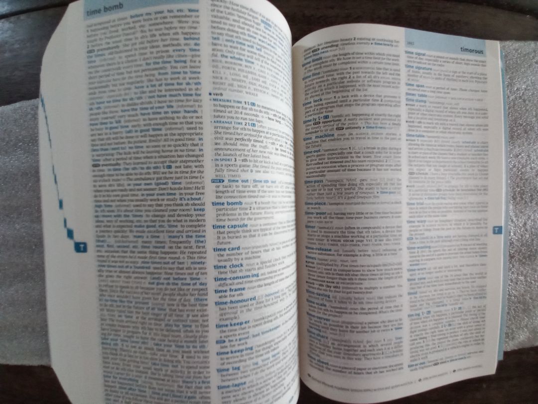 Tiki giao hàng nhanh 2 ngày là nhận đc hàng. Sách đóng gói đẹp, sách cũng đẹp tuy nhiên giấy sách mỏng lắm nhưng mà chất giấy sờ nó cứ đã tay sao í. Sách dày cực, có chỗ nhỏ xíu sách bị hơi nhăn góc tí
