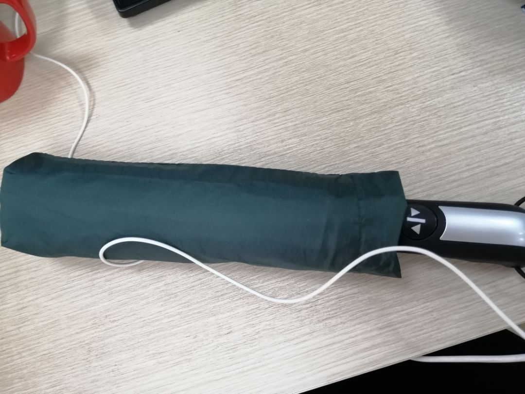 mình đặt màu đỏ nhưng giao màu xanh lá đậm (màu giống ảnh shop chụp chứ ảnh mình đăng màu hơi tối). Nói chung khung của ô khá chắc chắn và giá phù hợp nên vẫn để 5 sao