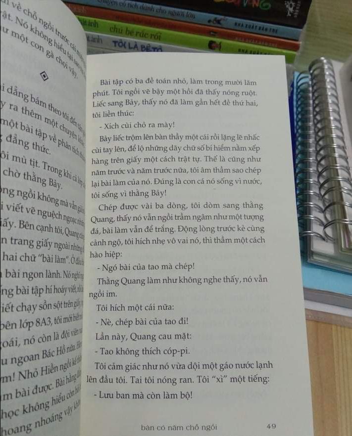 Đúng như tựa sách Bàn có năm chỗ ngồi. Quyển này chủ yếu xoay quanh câu chuyện về tình bạn của năm đứa học trò cấp II (Ngoài ra còn đề cập đến các vấn đề về học lệch) Cách hành văn của Bác Ánh thì cứ phải gọi là siêu gần gũi, dễ cưng ấy. Nói chung đọc quyển này rất thư giãn,  nhẹ nhàng, phù hợp mọi độ tuổi luôn nha.