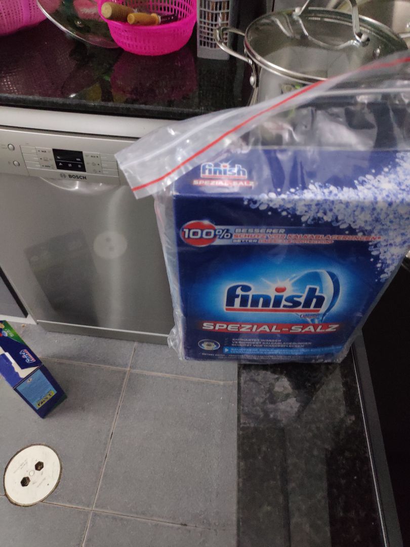 Hàng giống hình, thông tin rõ ràng và chính xác. Hộp muối còn được đựng trong túi zip tránh ẩm rất chu đáo. tôi đã cho muối vào máy mà vẫn thấy đèn báo thiếu muối và bóng là sao nhỉ (trước đây tôi dùng viên all in one sunlight), nay chuyển sang viên Finish all in one và cả muối nữa mà vẫn bị?