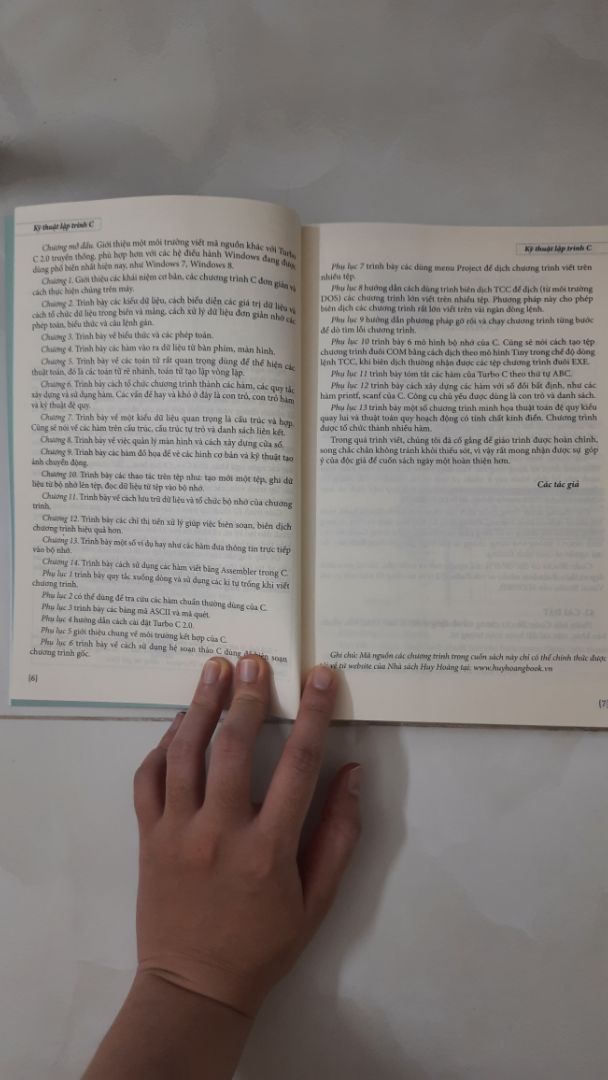 sách viết tương đối dễ hiểu, giao hàng nhanh, sách bìa cứng, nguyên, ko rách gãy. khá có ích với những bạn đang có nhu cầu tìm hiểu lập trình.