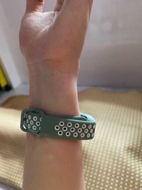 Màu đẹp, giao nhanh đúng mẫu, so với dây gốc thì chất liệu hơi cứng hơn, nhiều lỗ mà khó gài vô lỗ để cố định dây