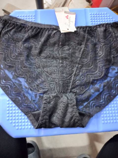 Sản phẩm như hình, chất liệu cũng rất ok chỉ có điều một chiếc quần lót đã bị nhầm màu. Shop lần sau chú ý một chút nhé