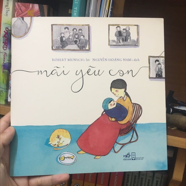 Tranh đẹp, lời yêu là cuốn sách này đây ạ.
Bé nhà mình thích lắm, tối nào trước khi đi ngủ cũng đọc cho con nghe, thế là con chìm vào giấc ngủ ☺️