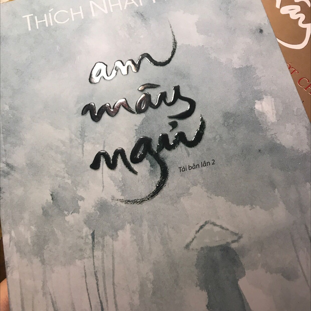 Đọc vài trang đầu là biết hay rồi huhuhu cuốn quá nên phải mua về đọc ngay. So với bìa thì giá đã rẻ hơn chút. Sẽ đọc và review lại. Có điều mua 2 cuốn đều mỏng hơn mình nghĩ nên chắc đọc sẽ nhanh hết