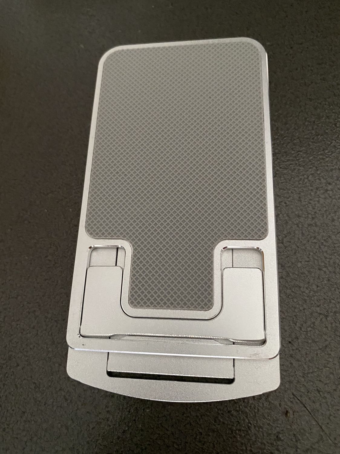 Hàng thiết kế gọn, chất lượng ok nhưng có 1 khuyết điểm là nếu để điện thoại ở nấc thấp nhất cũng là nất hợp lý nhất thì không thể gắn được dây sạc !