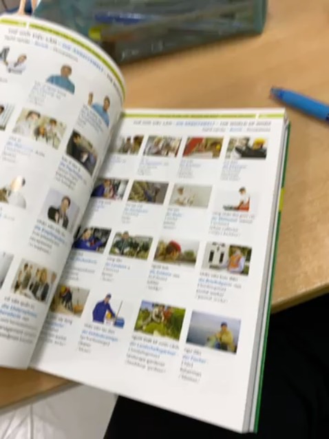 Sách dùng giấy Couche chuyên cho tạp chí, gáy sách dày, chắc chắn, ko sợ gãy gáy hay long giấy. Còn nội dung thì khỏi bàn nha. Rất đáng để mua