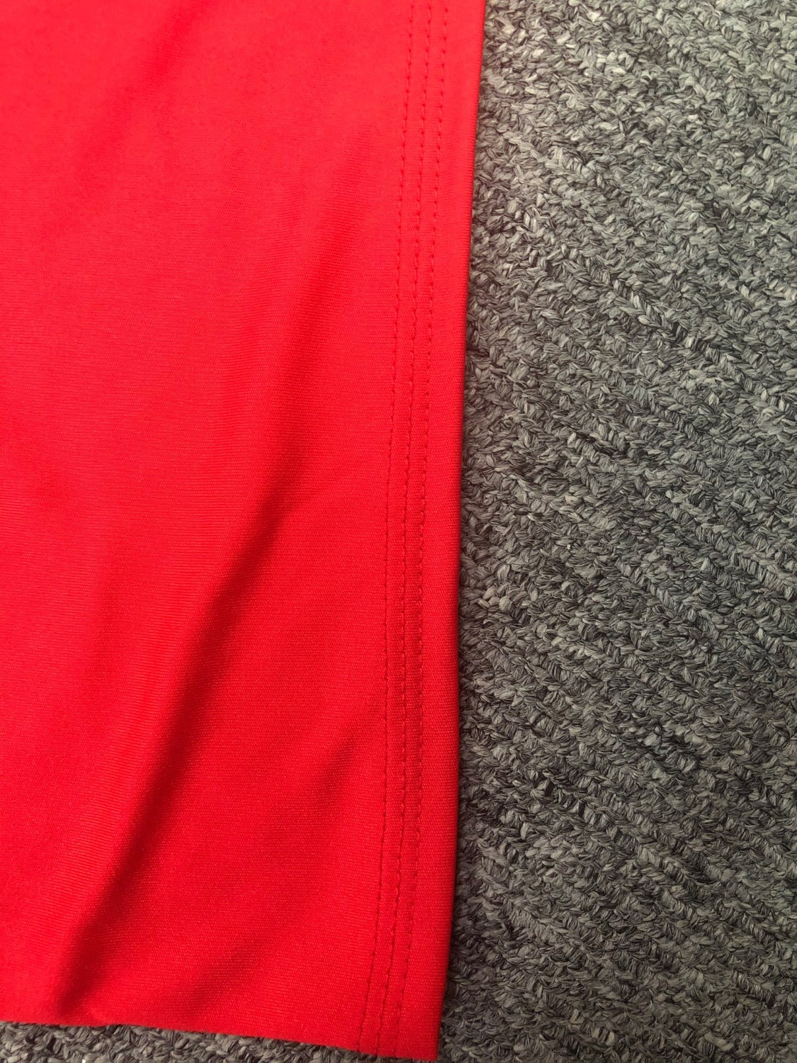 Áo đẹp, của hãng CP sport, thương hiệu nổi tiếng, chất vài tốt khỏi chê. Giá quá rẻ so với 1 cái áo chất lượng như vậy, còn được tặng kèm thêm băng đô nữa.