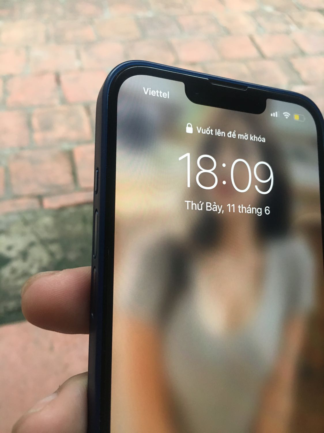 Chất lượng kính tốt , dán lên nhìn như không dán