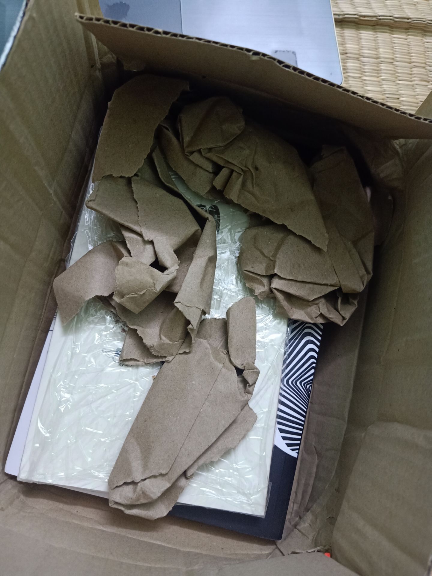 Vận chuyển sách hay vận chuyển một đống rác cho khách hàng vậy, Tiki? 
Mình rất hay đặt mua sách trên Tiki vì tin tưởng vào chất lượng đóng gói và giao hàng bên đây. Bản thân mình cũng không quan trọng nhiều đến bìa cuốn sách ra sao, nhưng mình xót sách vì nó không được bảo vệ cẩn thận cho đến khi mình được cầm vào nó. 
Lần đầu tiên mình đánh giá 1 sao vì dịch vụ đóng gói - vận chuyển bên Tiki và cũng mong đây sẽ là lần cuối cùng.