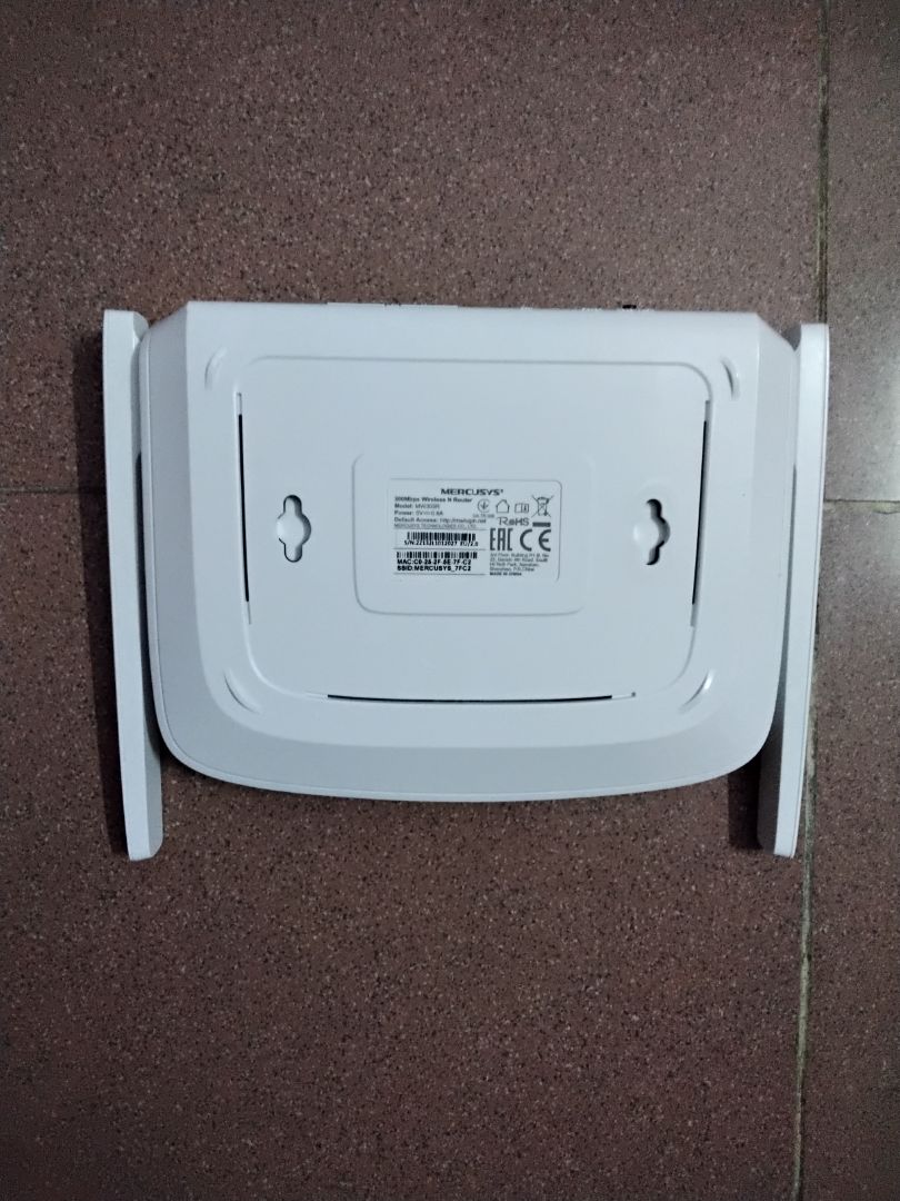 Nhỏ gọn, 3 râu, phụ kiện như hình gồm:
- Một bộ phát Wifi
- Một adapter DC 4.5
- Một sách hướng dẫn sử dụng
- Một dây nối mạng dài 1m
Setup nhanh gọn. 10/10 điểm