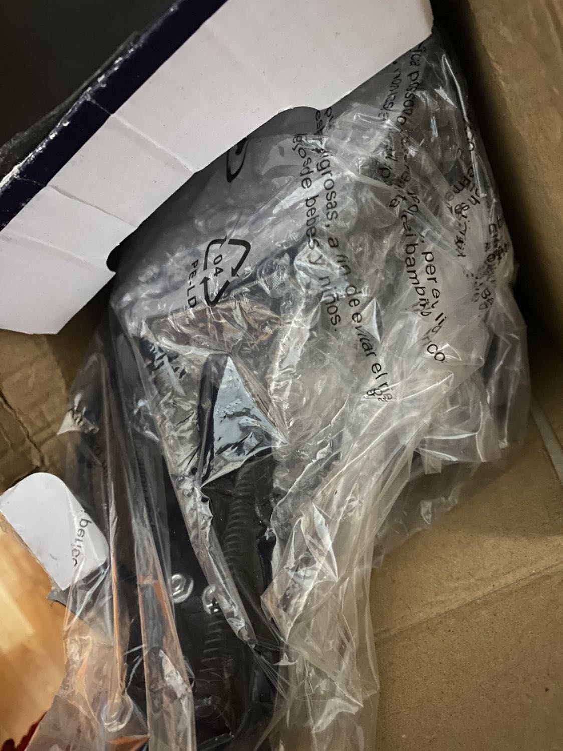 Cái đồ chụp không to lắm nên không che được hết bóng đèn. Có thể bị chói mắt nha. Ngoài điểm đó ra thì ok hết nè. Shop dễ thương nhiệt tình, chu đáo. Ship hàng cẩn thận. Mình mua 2 cái lận. Giờ mới mở ra để đánh giá. Mng nên mua bóng đèn ở ngoài 7w màu vàng sẽ đỡ chói mắt hơn nếu k thích ánh sáng trắng nha