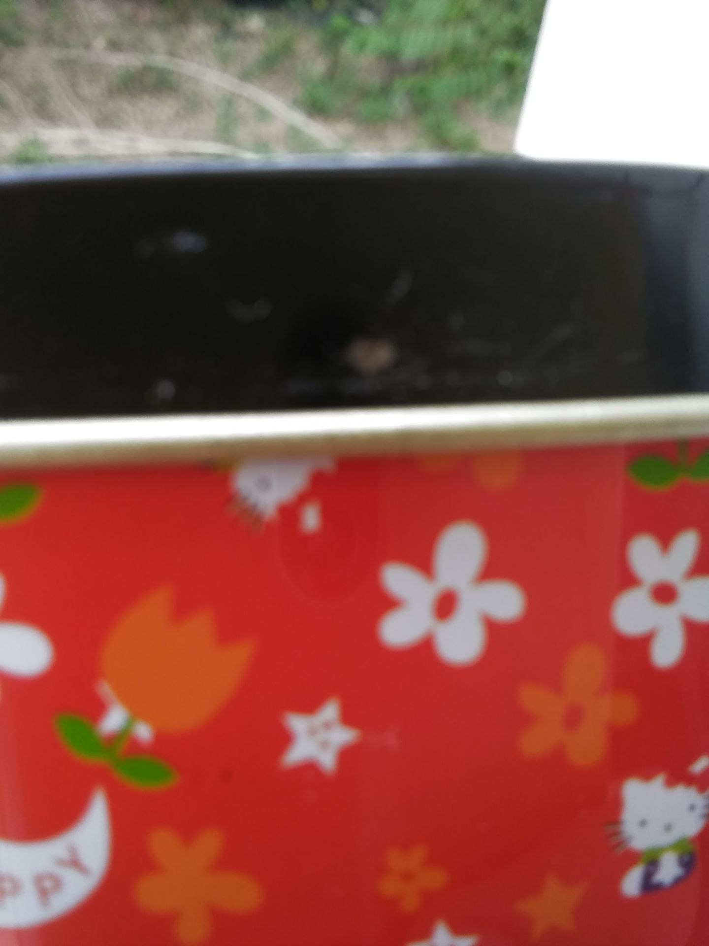 Đăng sản phẩm nhiều màu nhưng giao chỉ có một màu hồng; hàng Trung Quốc; hộp bị móp ở đáy; nắp hộp bị trầy xước. Yêu cầu Tiki thu hồi sản phẩm này và hoàn lại tiền bằng Tiki xu cho tôi!