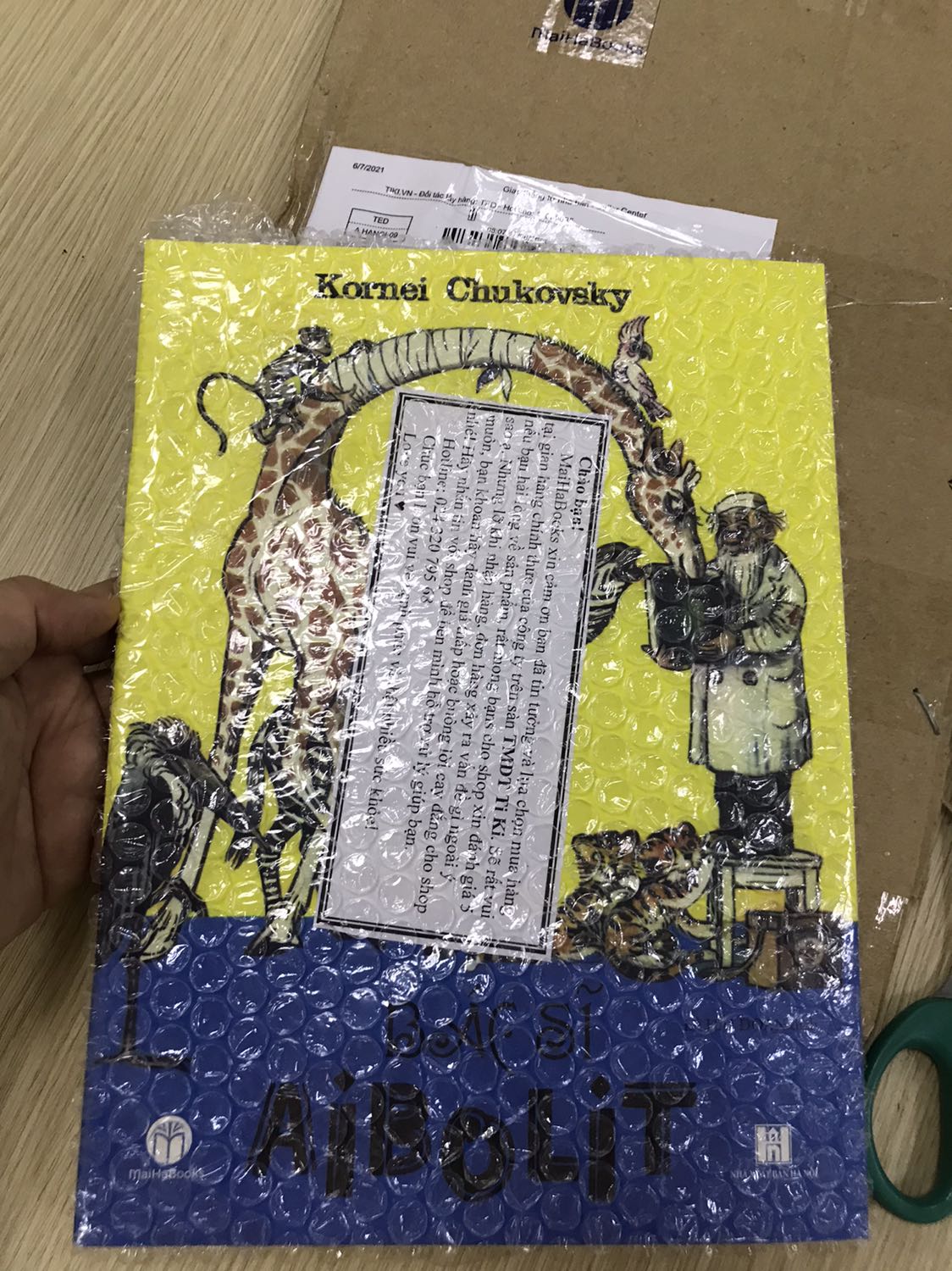 Sách rất đẹp, shop đóng gói sp kỹ. Ship nhanh, shop có note rất dễ thương và xịn sò thế này thì quánh 5* tặng shop ♥️