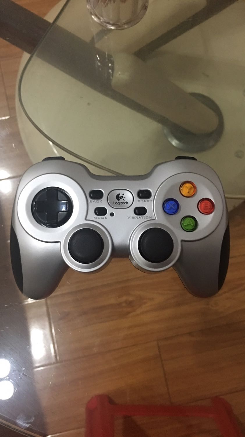 Máy cầm chắc tay, các bút bấm êm, chơi game cho trải nghiệm rất đã. Quyết định mua tay cầm chơi game của logitech sau khi đã tham khảo nhiều tay cầm khác vì từng dùng đồ công nghệ khác của hãng rồi, hi vọng lần này vẫn ok như lần trước.