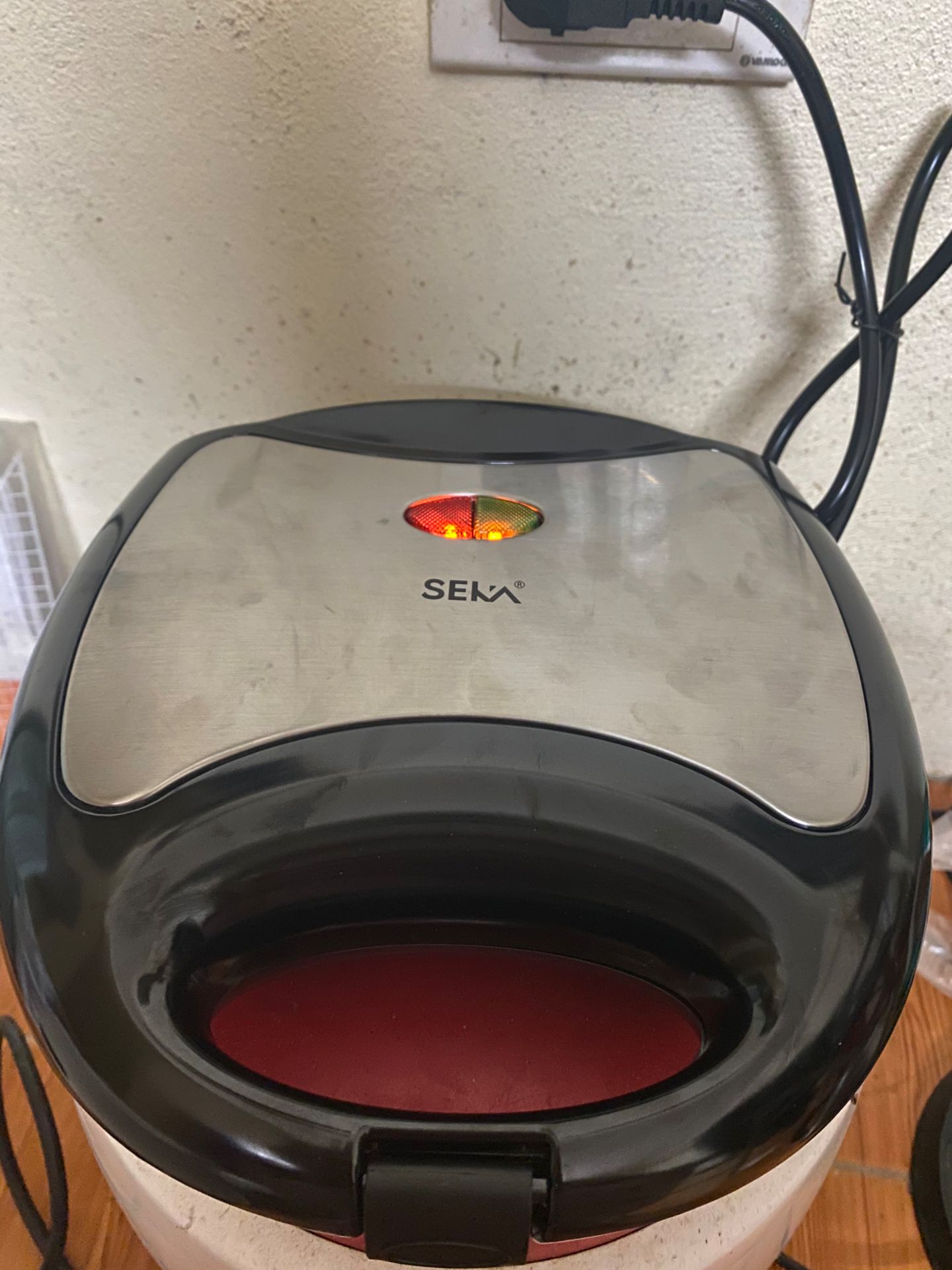 Hàng đúng mô tả, nhỏ gọn nóng nhanh. hàng chính hãng có bảo hành nên cũng yên tâm sử dụng