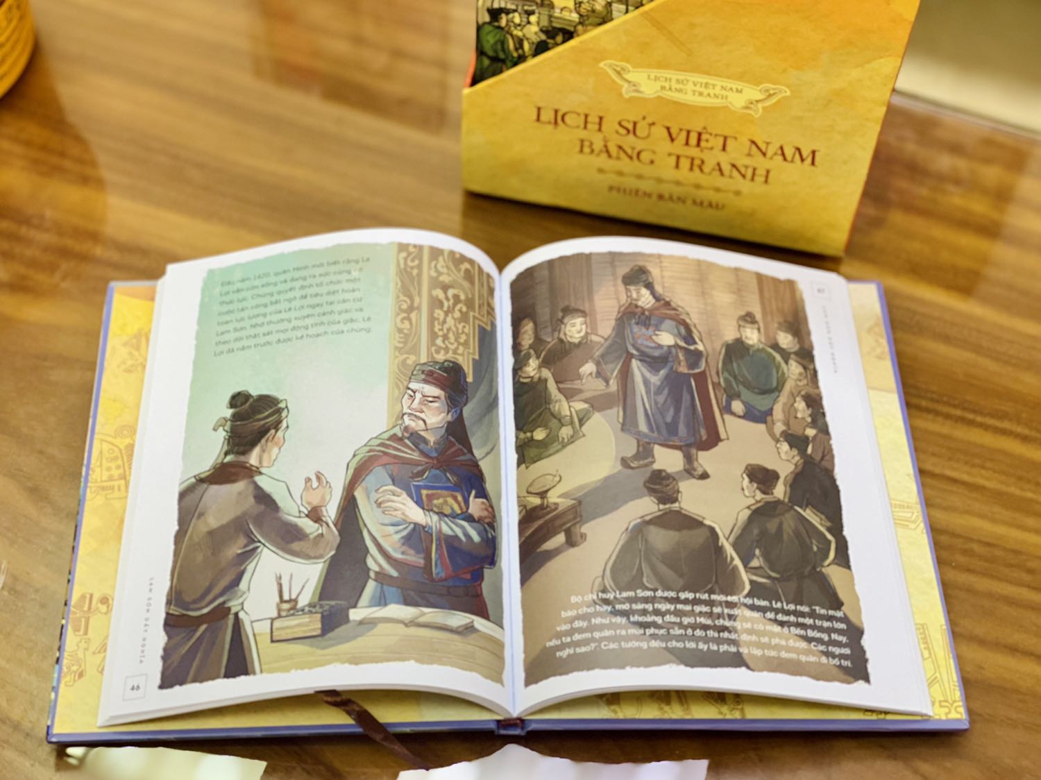 - Tiki giao hàng nhanh chóng tuy nhiên đóng gói chưa được cẩn thận, hộp giấy to như vậy nhưng chỉ chèn một lớp giấy ở phía trên, còn khoảng trống khá lớn bên dưới hoàn toàn không có giấy chèn. 
- Sản phẩm được đầu tư chỉnh chu về mặt hình thức, boxset khá nặng bao gồm 8 quyền bìa cứng, cầm chắc chắn, in màu toàn bộ, tranh vẽ xuất sắc. 
- Cá nhân mình cực kỳ hài lòng về boxset này, vừa có ý nghĩa về mặt lịch sử vừa thỏa mãn về mặt hình thức. Hi vọng mọi người đều sở hữu một boxset chất lượng như vậy trên tủ sách của mình ??????