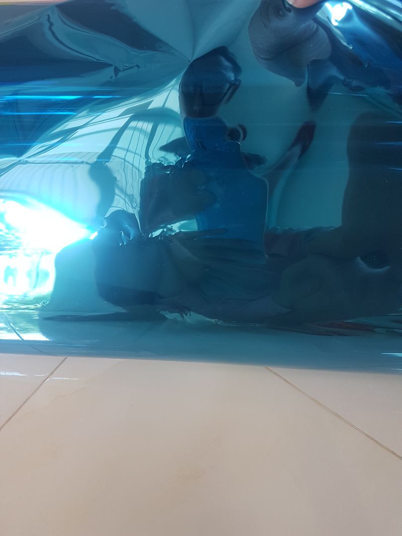 hàng bị gấp lại, dán lên kính keo k phẳng nỗi, co dấu gấp