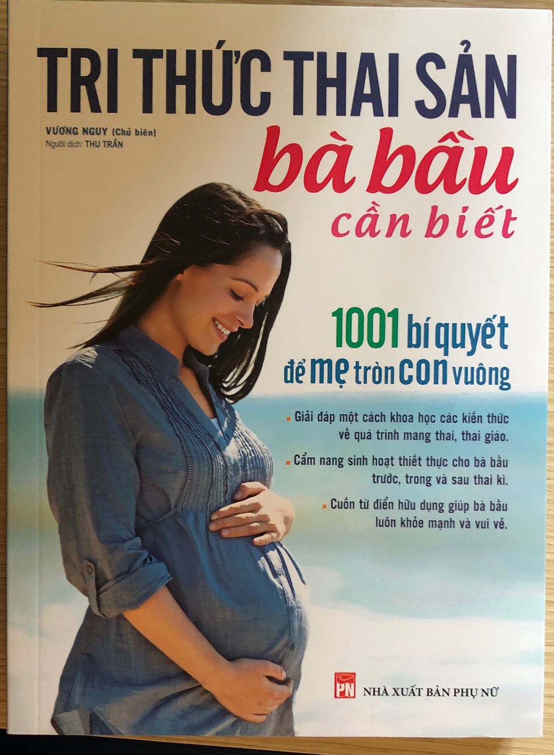 - Sách dày, in rất đẹp. Có mùi thơm của sách mới.
- Giao hàng nhanh, hộp đóng gói quá to với sách, may mà trong lúc vận chuyển không bị móp.
- Nội dung phong phú (nhận xét theo mục lục). Hi vọng có ích cho vợ mình.