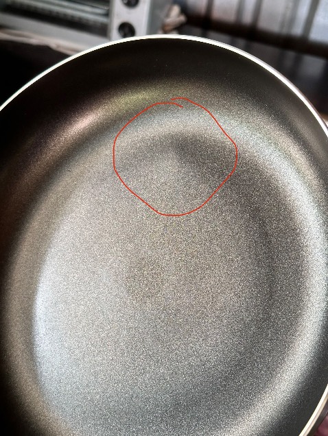 Chảo móp nhẹ, xài được nhưng khá khó chịu