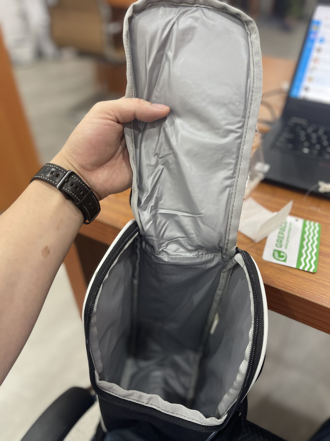 Quá ưng ý, đựng vừa 04 hộp vuông lock&lock luôn, cảm giác muốn mang túi đi làm kể cả k cần mang hộp cơm bên trong =))