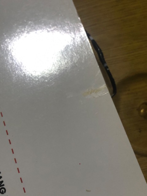 Theo tôi thấy thì sách làm tôi khá thất vọng, được cái giao nhanh chứ mở hàng ra thì hơi hẫng.Làm ăn cẩu thả, đóng sách mà dây dính keo đầy ra gáy, ảnh trên là đã ngồi cạo khoảng nửa tiếng rồi. Đóng gáy còn ko đều, trang thì sắp xếp lộn xộn (tự nhiên từ 31 nhảy sang 17) Chữ thì in đậm in nghiêng chả theo quy tắc gì, đọc mà khó phân biệt cái nào là câu hỏi cái nào là câu trả lời. Cắt bìa thì méo rồi hao hụt mất miếng chữ. Nói chung là do áp mã mua giá rẻ chứ ko là trả hàng liền, ko bàn về nội dung nhưng chắc kèo là chuyển qua mua bên Hồng Ân mua chứ sẽ ko ghé lại Khang Việt!