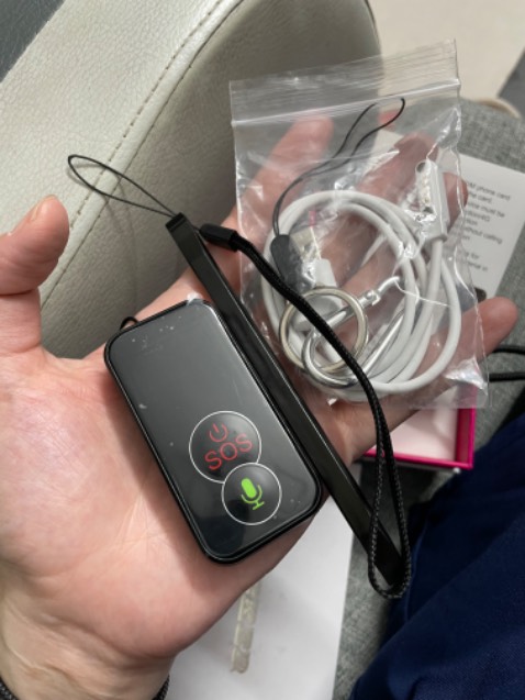 Lắp sim 4g & *** máy thì thấy sản phẩm định vị ok nha, app và hdsd tiếng Anh nên đọc hiểu cũng đơn giản. *** nghe gọi nt khẩn cấp này nọ cũng ok hết, vậy là dùng cho bé đi đâu thấy cũng yên tâm rồi. Máy có sẵn 80% pin, dùng thử cáp sạc đi kèm thấy cũng vào điện. Hy vọng pin sẽ bền.
Chỉ là expiration date tới đúng 1 năm sau khi kích hoạt, không biết đến lúc đó reset lại đc không ta?