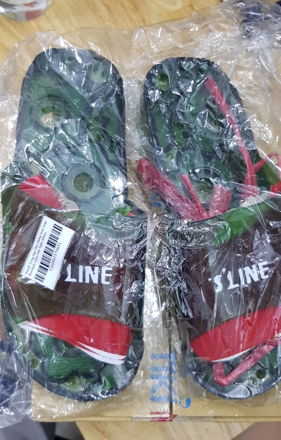 Ghi là Hàn quốc nhưng hàng giao đến giống hàng ngoài chợ, từ bao bì cho đến sản phẩm.
Mình mua của shop "Quỳnh Anh Shoes". Vẫn mua đồ của tiki nhưng đây là lần đầu tiên mua phải hàng như này. Đã yêu cầu tiki đến để trả hàng. Mong tiki kiểm duyệt hàng bán ra kĩ hơn để đỡ mất thời gian của khách chứ thấy shop nào cũng ghi cam kết hàng chính hãng mà giao đến thì như này.