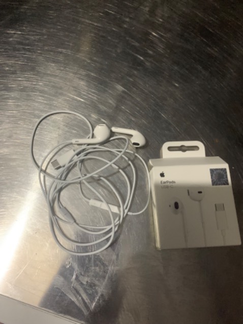 Giao hàng đúng hẹn, sản phẩm có tem của FPT, chất lượng âm thanh mức khá. Sản phẩm mua từ Tiki Trading nên khá yên tâm.