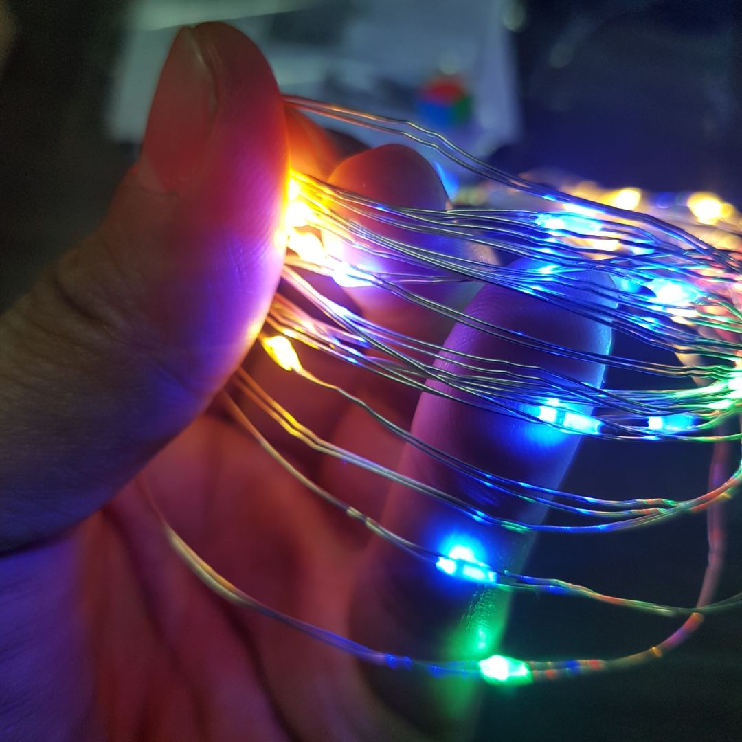 Quá lung linh. Mình mua dây 5 mét - pin- có nháy của Deha. Tâm trạng tốt và rảnh nên review chi tiết như sau: sản phẩm như hình quảng cáo, có công tắc chuyển luôn sáng (on), nháy chớp chậm, và tắt ( off) . Với mình như thế là đủ dùng. Cho 5 sao. Tuy nhiên pin tiểu thì phải tự mua. Ngay dưới nhà có quán tạp hóa nên cũng ok. Đóng gói gọn gàng, có hướng dẫn đi kèm và số *** để gọi hỗ trợ khi cần gấp. Nhân viên giao hàng Tiki khá nhiệt tình và thân thiện. 5 sao cho toàn bộ.