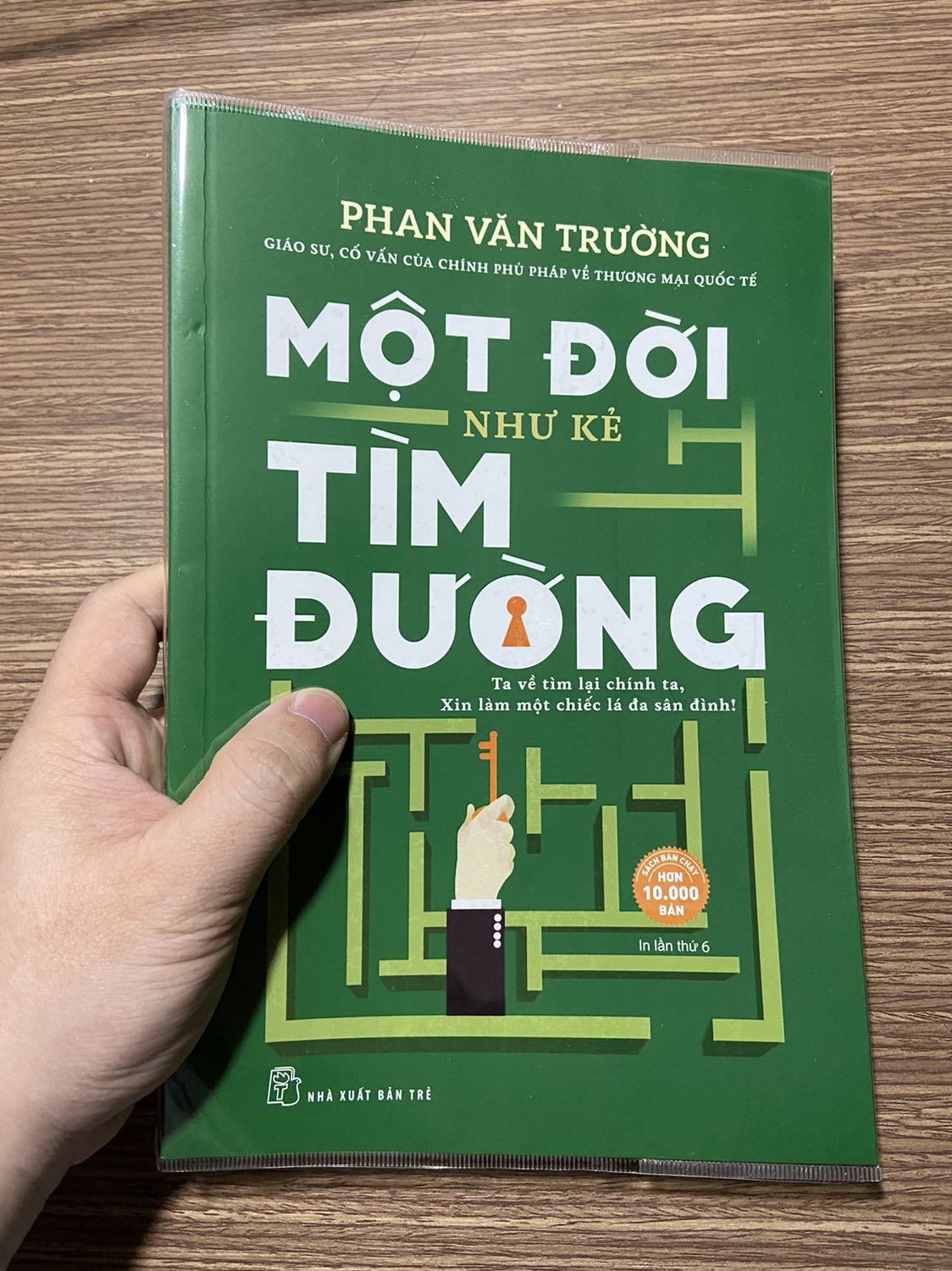 Biết được bộ này này khi thấy trên bàn của sếp mình. Tìm hiểu và đặt mua nguyên bộ Kết tinh một đời của thầy Phan Văn Trường. Cuốn này là cuốn thứ 3 trong bộ 3 cuốn của thầy. Sách của NXB Trẻ, được in ấn đẹp đẽ, chất lượng chất rất tốt, bìa mềm nhưng cứng cáp. Mình có sử dụng bọc sách của Tiki, giúp giữ sách sạch đẹp hơn. 
Về nội dung thì đây xứng đáng là một trong những cuốn sách gối đầu giường của các bạn trẻ VN. Cuốn sách là sự kết tinh trải nghiệm sống của cả cuộc đời của người thầy Phan Văn Trường. Thế hệ sống có khác nhau nhưng bài học kinh nghiệm là trường tồn, bất di bất dịch, đời nào cũng cần.
