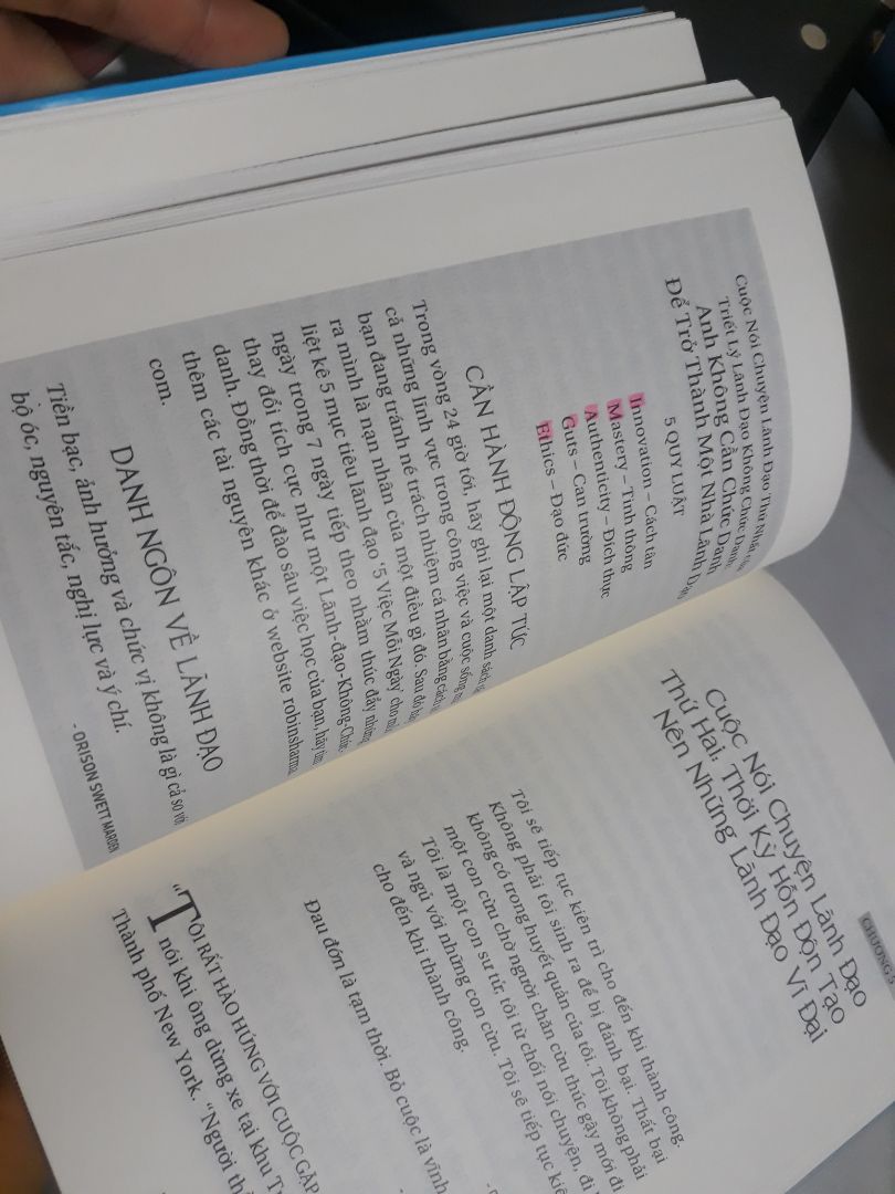 - Mình rất thích tác giả Robin Sharma và những tác phẩm của ông. Tất cả đều được chuẩn bị rất công phu về phần nội dung, chất lượng về mặt dùng từ và cách truyền đạt lại cực kỳ đơn giản và dễ hiểu. Có lẽ thói quen lớn nhất của ông khi viết sách là truyền tải qua những câu chuyện để người nghe ko bị áp lực tâm lý và cảm thấy thoải mái khi phải tiếp thu những nội dung nặng nề và hàn lâm. Nếu thích học các chiến lược cao siêu mà đơn giản thì Robin Sharma là bậc thầy truyền thụ với kiến thức vô cùng uyên thâm.
- Về nội dung sách thì mình khuyên các bạn nên nghe sách nói trước khi mua để cảm nhận giá trị của tác phẩm. Mình đã nghe sách nói ko dưới 5 lần trước khi quyết định mua sách này vì giá trị mà nó mang lại. Câu chuyện về chàng trai Blake sau khi gặp Tommy cùng 4 người thầy truyền dạy về bí quyết để trở thành một nhà lãnh đạo đích thực nhưng ko cần chức danh sẽ khiến bạn một lần phải nhìn lại bản thân nếu muốn sống tốt hơn, làm việc tốt hơn, cống hiến nhiều hơn và có giá trị hơn. Cuộc sống luôn rất công bằng nhưng ko phải theo cách bạn muốn mà là theo nó và các quy luật của nó. Muốn trở nên tốt hơn và giỏi hơn bạn buộc phải học và hiểu rõ luật chơi và phải trở thành người học trò xuất sắc.
- Tiki luôn là một kênh mua sắm tốt đặc biệt là mảng sách với giá tối ưu, book care bọc sách đẹp và giao nhanh. Cảm ơn Tiki rất nhiều về điều này vì đã luôn ủng hộ và góp phần phát triển văn hóa đọc.
- NXB Trẻ là một Nxb tốt đầu tư rất hoàn chỉnh ko chỉ cho quyển sách này mà còn rất nhiều những sản phẩm 'đọc' khác của họ cả về hình thức bìa rất đơn giản nhưng bắt mắt, nội dung sách hay và chọn lọc. Và một điểm cộng lớn nhất của Nxb Trẻ theo mình là đầu tư chất lượng giấy in tốt, gáy đẹp và phần Tem mã để chứng minh sách "gốc" nhưng giá mềm. Cảm ơn Nxb Trẻ cùng đội ngũ tác giả, dịch giả rất nhiều!