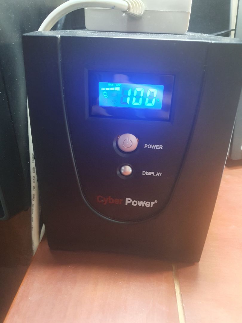 Giao hàng sớm hơn 1 tuần so với dự kiến, đóng gói rất kỹ và đảm bảo chống shock va đập (rất quan trọng vì cục này nặng tới 15kg), đi kèm các hướng dẫn rất cụ thể. UPS hoạt động tốt, tương thích tốt với cục NAS Synology của mình khi cắm qua cổng USB với dây nối đi kèm, hoặc có thể nối với PC qua cổng USB theo dõi bằng phần mềm chuyên dụng của Cyberpower. Có màn hình hiển thị hiệu điện thế, % tải và số phút tải còn lại nên rất tiện dụng dù không theo dõi trên PC. Mua đợt sale nên tiết kiệm được ~ 500k, rất hài lòng!