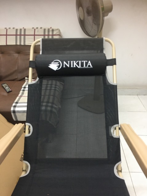 Đã xài được 2 tuần. Ghế chắc chắn, dễ xếp gọn sau sử dụng. Lớp lưới ko bị chùng lại rất thoáng mát. Điểm trừ duy nhất của nhà sản xuất: hai nút bấm để thay đổi độ cao chỗ để chân hơi nhỏ nên bấm hơi bị đau tay 1 chút. Điểm cộng cho shop là giao hàng cực nhanh: đặt sáng chiều đã đc giao. Giờ tối nào mình cũng ngả ghế nằm thư giãn trên sân thượng, cảm thấy thật dễ chịu.