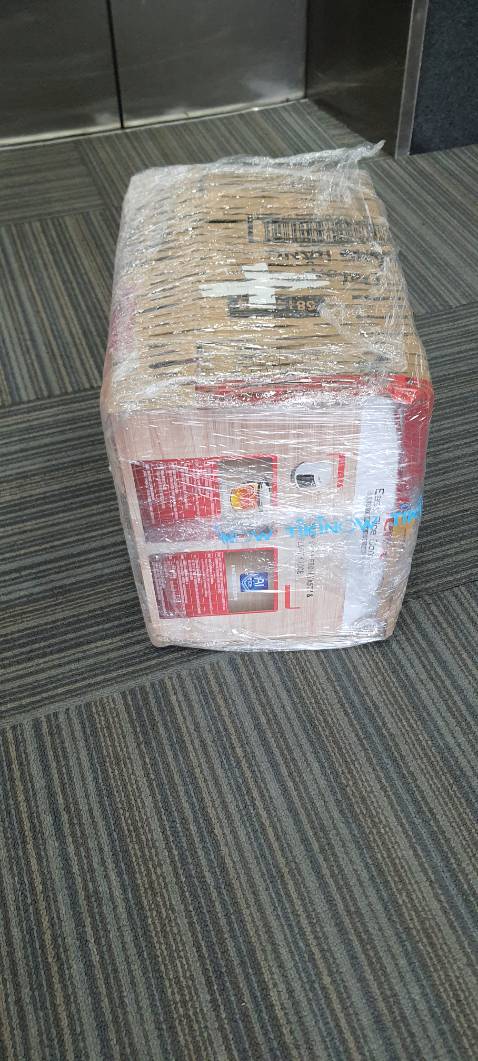 Hàng đóng gói chắc chắn.
Ưu điểm là nấu cơm rất ngon và không dính. Lớp cơm đáy nồi khi để lâu cứng cứng, ai mê cơm cháy chắc khoái. 
Nhược điểm: mở nắp cơm nước còn chảy quanh viền mặt nồi, ko có chỗ để vá múc cơm như các nồi truyền thống