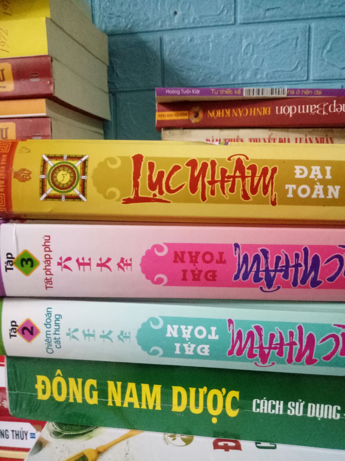 giao hàng nhanh chóng tuy nhiên đóng hàng lỏng lẻo. Sách có vẻ hơi cũ nhưng được giảm giá sâu nên tạm chấp nhận được