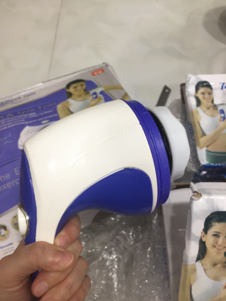 Mua 3 máy mà 2 máy ok còn 1 máy khác hẳn 2 cái còn lại, chất liệu hay độ quay, lực quay của nó cũng dỏm và yếu hơn rất nhiều. Khui chiếc máy đó ra thì bên trong hộp cũ xì mốc meo, còn nổi mốc lên 1 trong các mặt của bàn quay, chán cực kì, mua tặng cho mẹ mà chất lượng thế này đây.