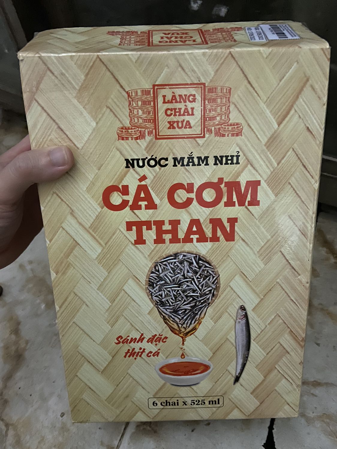 Tiki giao hàng nhanh, thùng đóng gói nguyên vẹn, date hạn sử dụng dài. Vì nhìn thấy mã giảm ưu đãi nên mình mua 1 thùng dùng thử xem sao dù nhà vẫn còn nhiều nước mắm. 
Chất lượng nước mắm đậm đà nhưng vị vẫn hơi gắt, cần tăng thêm vị dịu nhẹ, độ đạm cần được điều chỉnh pha chế trước khi đóng chai mình nghĩ như vậy. Độ đạm có vẻ thấp. Nước mắm ngon nhưng còn cần cải thiện hơn. Chai nhựa hơi móp méo. Nhưng thùng hàng thiết kế đẹp, thuần khiết chân quê nhưng mở ra thấy chai nước chấm thiết kế chưa được ổn và thu hút ánh nhìn lắm!
Chất lượng tương xứng với giá tiền! Tiki giao hàng nhanh, thùng đóng gói nguyên vẹn, date hạn sử dụng dài. Vì nhìn thấy mã giảm ưu đãi nên mình mua 1 thùng dùng thử xem sao dù nhà vẫn còn nhiều nước mắm. 
Chất lượng nước mắm đậm đà nhưng vị vẫn hơi gắt, cần tăng thêm vị dịu nhẹ, độ đạm cần được điều chỉnh pha chế trước khi đóng chai mình nghĩ như vậy. Độ đạm có vẻ thấp. Nước mắm ngon nhưng còn cần cải thiện hơn. Chai nhựa hơi móp méo. Nhưng thùng hàng thiết kế đẹp, thuần khiết chân quê nhưng mở ra thấy chai nước chấm thiết kế chưa được ổn và thu hút ánh nhìn lắm!
Chất lượng tương xứng với giá tiền!