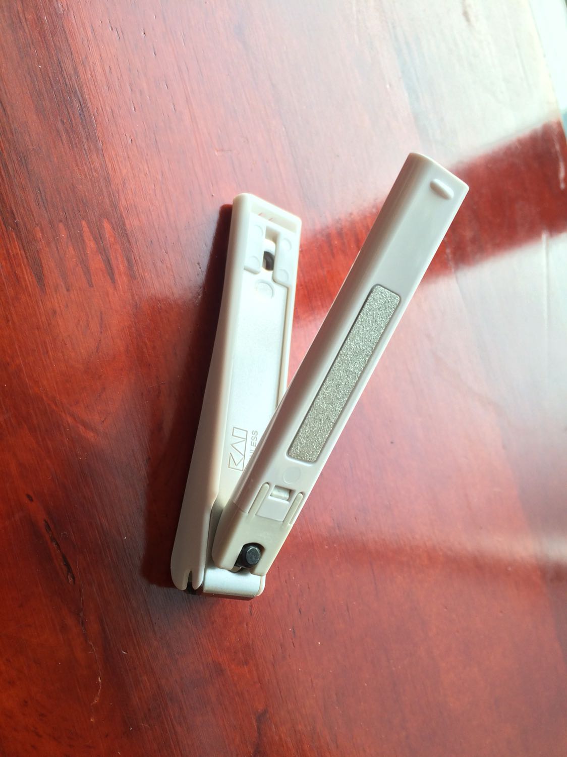 Giao hàng nhanh, đóng gói chắc chắn.
Giá cao so với các loại bấm thông thường.
Mẫu mã đẹp, dũa móng tốt, bấm sắc, dễ cầm.