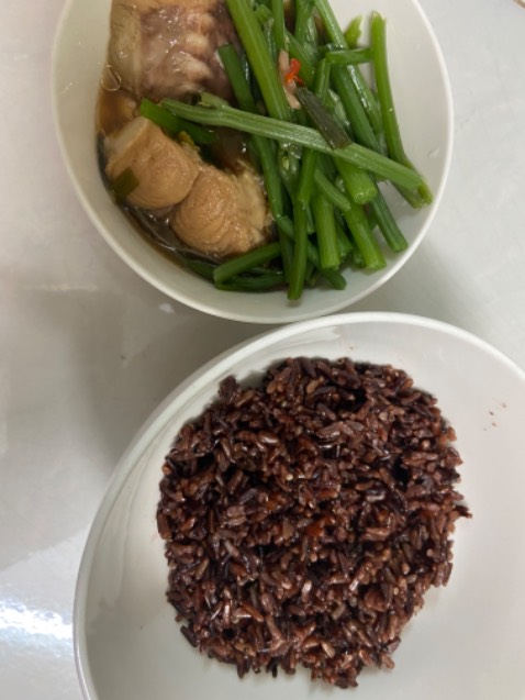 Hạt cơm nấu lên ráo nước ăn siêu ngon, dùng để ăn kiêng thì toẹt zời ông mặt trời, mình thường mix 2 loại với bỏ chung với hạy quinoa vào trộn nấu chung ăn lạ miệng